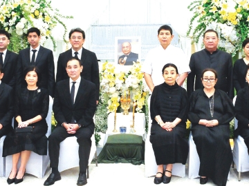 คงไว้ซึ่งเกียรติคุณความดี : สารัชถ์ รัตนาวะดี ประธานเจ้าหน้าที่บริหาร บริษัท กัลฟ์ เอ็นเนอร์จี ดีเวลลอปเมนท์
จำกัด (มหาชน) หรือ GULF (หลานชายผู้วายชนม์) และภริยา นลินี รัตนาวะดี, ดร.คงกระพัน อินทรแจ้ง
ประธานเจ้าหน้าที่บริหารและกรรมการผู้จัดการใหญ่ บริษัท ปตท.จำกัด (มหาชน), Syracuse และ
Cushing Academy เป็นเจ้าภาพในพิธีสวด
พระอภิธรรม สินธุ พูนศิริวงศ์ อดีตนายกสมาคมกีฬาบิลเลียด
แห่งประเทศไทย 15 สมัย ที่พัฒนาวงการสนุ้กเกอร์ไทย
ก้าวสู่ระดับโลก โดยมี เตือนใจ พูนศิริวงศ์ ภริยา
และลูกๆ ศักดิ์สิน-บุญญาดา พูนศิริวงศ์ พร้อมด้วย ผาณิต พูนศิริวงศ์, ประทุม-สาณิต-สฤษดิ์ รัตนาวะดี ต้อนรับผู้มาร่วมไว้อาลัย โดยกำหนดพิธีสวดพระอภิธรรม
เวลา 18.30 น. ณ ศาลา 4 (สิทธิสยามการ) ถึง
วันเสาร์ที่ 28 กุมภาพันธ์ 2569 และพิธีฌาปนกิจ
ในวันอาทิตย์ที่ 1 มีนาคม 2569 เวลา 15.00 น.
ณ เมรุหน้า วัดธาตุทอง เขตวัฒนา กรุงเทพมหานคร