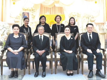 ยังอยู่ในความทรงจำ : ชวน หลีกภัย อดีตประธานรัฐสภา และ นายกรัฐมนตรีไทยคนที่ 20 เป็นเจ้าภาพ ในพิธีสวดพระอภิธรรมศพ กัลยา มหาดำรงค์กุล (ภรรยา ดิลก
มหาดำรงค์กุล) โดยมี กฤษฎา-วิภาวรรณ มหาดำรงค์กุล ร่วมกันต้อนรับแขกที่มาร่วมไว้อาลัย อาทิ ผาณิต พูนศิริวงศ์,
สายสม วงศาสุลักษณ์, ดร.กันทิมา กุญชร ณ อยุธยา, อ่อนอุษา ลำเลียงพล และ วาสนา รุ่งแสนทอง ซึ่งกำหนดพิธีพระราชทานเพลิงศพในวันเสาร์ที่ 28 กุมภาพันธ์ 2569 เวลา 17.00 น. ณ วัดสระเกศราชวรมหาวิหาร หรือ วัดภูเขาทอง เขตป้อมปราบศัตรูพ่าย กรุงเทพมหานคร