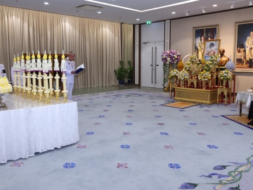 พระบาทสมเด็จพระเจ้าอยู่หัว ทรงพระกรุณาโปรดเกล้าโปรดกระหม่อมให้ สมเด็จพระกนิษฐาธิราชเจ้า กรมสมเด็จพระเทพรัตนราชสุดาฯ สยามบรมราชกุมารี เสด็จออกแทนพระองค์ ณ วังสระปทุม ทรงเจิมเทียนรุ่ง เนื่องในการพระราชพิธีทรงบำเพ็ญพระราชกุศลมาฆบูชา พุทธศักราช 2569 ที่จะทรงพระราชอุทิศเพื่อเชิญไปจุดบูชาพระรัตนตรัยใน 6 พระอารามหลวง ได้แก่ วัดพระศรีรัตนศาสดาราม วัดบวรนิเวศวิหาร วัดเบญจมบพิตรดุสิตวนาราม วัดราชบพิธสถิตมหาสีมาราม และ
วัดราชประดิษฐสถิตมหาสีมาราม กรุงเทพมหานคร และวัดนิเวศธรรมประวัติ จังหวัดพระนครศรีอยุธยา เมื่อวันพฤหัสบดีที่ 26 กุมภาพันธ์ 2569 เวลา 17.30 น.