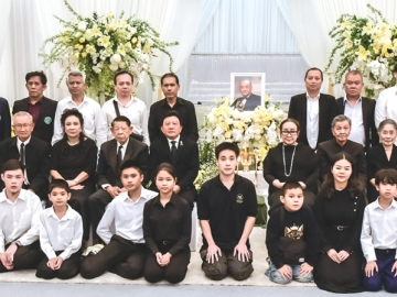 ผลงานยังคงเป็นนิรันดร์ : สุนทร จารุมนต์ นายกสมาคมกีฬาบิลเลียดแห่งประเทศไทย พร้อมคณะ กรรมการบริหาร, เจ้าหน้าที่โค้ช และนักกีฬาบิลเลียดทีมชาติไทย
ร่วมงานสวดพระอภิธรรม “บิ๊กสิน” สินธุ พูนศิริวงศ์ อดีตนายกสมาคมกีฬาบิลเลียดแห่งประเทศไทย, อดีตประธานสหพันธ์คิวสปอร์ตโลก, อดีตประธานสมาพันธ์
สนุ้กเกอร์แห่งเอเชีย ผู้ได้รับเกียรติเข้าสู่ “Hall of Fame” ทำเนียบหอเกียรติยศของสมาคมบิลเลียด-สนุ้กเกอร์อาชีพโลก (WPBSA) โดยมี เตือนใจ - ศักดิ์สิน -
บุญญาดา พูนศิริวงศ์ และครอบครัวพูนศิริวงศ์ ต้อนรับ ณ ศาลา 4 (สิทธิสยามการ) วัดธาตุทอง เขตวัฒนา กรุงเทพมหานคร เมื่อวันเสาร์ที่ 28 กุมภาพันธ์ 2569