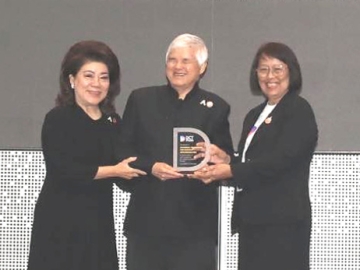 “สร้างความเท่าเทียมในโลกดิจิทัล” : ศ.วิริยะ นามศิริพงศ์พันธุ์ และ
มณี นามศิริพงศ์พันธุ์ ประธานมูลนิธิสากลเพื่อคนพิการ รับรางวัล
DCT Digital Ecosystem Partner Awards 2026 ด้าน Sustainability & Social Impact ที่ True Digital Park