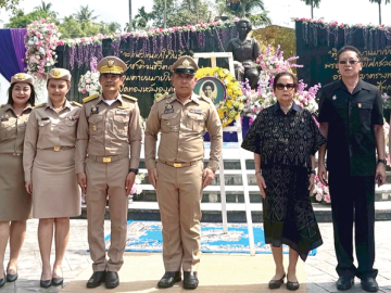 วันวิภาวดี : จุมพฏ วรรณฉัตรสิริ ผู้ว่าราชการจังหวัดสุราษฎร์ธานี เป็นประธานในพิธีสดุดีและบำเพ็ญกุศล
ถวาย พระเจ้าวรวงศ์เธอ พระองค์เจ้าวิภาวดีรังสิต เนื่องในโอกาสวันคล้ายวันสิ้นพระชนม์ครบ 49 ปี โดยมี
ม.ร.ว.ปรียนันทนา รังสิต ประธานมูลนิธิวิภาวดีรังสิต และ ปานศักดิ์ รังสิพราหมณกุล กรรมการและ
เลขานุการ ร่วมงาน ณ ลานพระอนุสาวรีย์ โรงพยาบาลสมเด็จพระยุพราชเวียงสระ จังหวัดสุราษฎร์ธานี