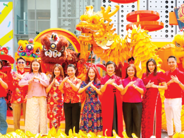 ส่งต่อความโชคดี ความมั่งคั่ง : พุทธชาด ศรีนิศากร ประธานเจ้าหน้าที่บริหาร สายการตลาด บมจ.เอ็ม บี เค และ
สหัพย์ภัค โชควิจิตรกุล กก.ผจก.ศูนย์การค้าเอ็ม บี เค เซ็นเตอร์ บจก.เอ็มบีเค เซอร์วิส โซลูชั่น นำคณะผู้บริหาร
ร่วมกันแจกส้มมงคลให้แก่ผู้ประกอบการร้านค้าเพื่อความเป็นสิริมงคลในเทศกาลตรุษจีนปีมะเมีย พร้อม
ขบวนแห่มังกรโชว์เชิดสิงโตสุดอลังการ สร้างสีสันและความคึกคัก ที่ ศูนย์การค้าเอ็ม บี เค เซ็นเตอร์