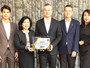 องค์กรส่งเสริมธุรกิจไมซ์และการท่องเที่ยว : ธีระยุทธ จิราธิวัฒน์ ประธานเจ้าหน้าที่บริหารโรงแรมและรีสอร์ท
ในเครือเซ็นทารา, สุพัตรา จิราธิวัฒน์ รองประธานอาวุโสฝ่ายกิจการองค์กรสัมพันธ์ฯ และ ธีระเกียรติ จิราธิวัฒน์
รอง ปธ.บห.ฝ่ายจัดซื้อ พร้อมด้วย กันย์ ศรีสมพงษ์ ปธ.จนท.การเงิน รับมอบรางวัล “Friendly Design
Awards 2025” จากงาน Thailand Friendly Design Expo 2025 ที่โรงแรมเซ็นทารา แกรนด์ฯ เซ็นทรัลเวิลด์