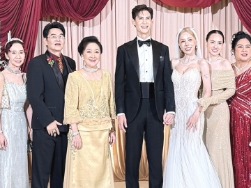 ความรักเบ่งบาน : ผาณิต พูนศิริวงศ์ ประธานเจ้าหน้าที่ บริษัท หนังสือพิมพ์แนวหน้า จำกัด อวยพรแด่คู่บ่าวสาว สราลี ริชทารา
บุตรี อานันท์-อรพรรณ ริชทารา กับ ชนกันต์ พูนศิริวงศ์ บุตร จิรวัฒน์ พูนศิริวงศ์ ในโอกาสเริ่มต้นชีวิตคู่ โดยมี ผรณเดช พูนศิริวงศ์
รองประธานเจ้าหน้าที่ บริษัท หนังสือพิมพ์แนวหน้า จำกัด และ จริยา พูนศิริวงศ์ ผู้จัดการฝ่ายโฆษณา หนังสือพิมพ์แนวหน้า
คุณป้าของเจ้าบ่าวร่วมอวยพรและแสดงความยินดี ที่โรงแรมอีสติน แกรนด์ พญาไท เมื่อวันอาทิตย์ที่ 1 มีนาคม 2569