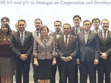 ความร่วมมือและการพัฒนา : ฟรานซิสโก ทิลมัน เซเปดา เอกอัครราชทูตสาธารณรัฐประชาธิปไตยติมอร์-เลสเต ประจำ
ราชอาณาจักรไทย จัดงานเสวนาในหัวข้อ “การแสวงหาโอกาสในการสร้างความเป็นหุ้นส่วนเชิงยุทธศาสตร์: อาเซียน และ g7+” โดยมี ดร.เฟลิกซ์ ปิเอดาด ประธานเจ้าหน้าที่ฝ่ายปฏิบัติการ สำนักเลขาธิการ g7+, มิลลิเซนต์ ครูซ-ปาเรเดส ออท.ฟิลิปปินส์, ฮว่าง เดียม แห่ญ อัครราชทูตฯ เวียดนาม และ ดร.เกลน ชาร์เตอร์เรีย ร่วมงาน ที่โรงแรมคอร์ทยาร์ด บาย แมริออท กรุงเทพ