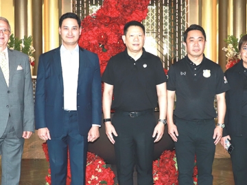 เวทีฟุตบอลเยาวชน : อนัคพล อิงคะกุล รองประธานกรรมการบริหารมิราเคิล กรุ๊ป ต้อนรับ ลวรณ แสงสนิท ปลัดกระทรวงการคลัง ในโอกาสเป็นประธานเปิดงานแถลงข่าว “การแข่งขันฟุตบอลเยาวชน GLO CUP 2026” จัดโดย สำนักงานสลากกินแบ่งรัฐบาล ที่ โรงแรมอัศวิน แกรนด์ คอนเวนชั่น ด้วยภารกิจคัดเลือกนักเตะ
เยาวชนฝีเท้าดีทั่วประเทศเพื่อส่งไปพัฒนาฝีเท้ากับสโมสรชั้นนำในศึกเจลี ประเทศญี่ปุ่นเป็นระยะเวลา 6 เดือน