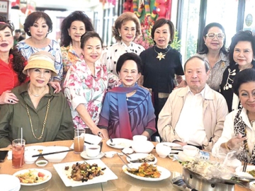 เพื่อนพ้องฉลองควบ : ลลิสา จงบารมี นัดบรรดากัลยาณมิตร กลุ่มมังกรคู่หงส์ สังสรรค์อวยพรปีใหม่และเทศกาลตรุษจีน โดยมี อัมพาพันธ์ ธเนศเดชสุนทร, มาลินี สุขมงคล, พรเสก กาญจนจารี, ดร.เสาวนีย์ เตชะไพบูลย์, ดร.นุชนาถ วสุรัตน์, อติภา เองตระกูล, นันทชา สินพัฒนสกุล, วรีย์ลักษณ์ โตสมภาคย์, พอฤทัย ชินวัตร, รุ่งทิวา ศรีวรกุล และ ณัฐจงกล น้อมสูงเนิน ร่วมงาน ที่ ร้านครัวเจ๊ง้อ ถนนสี่พระยา