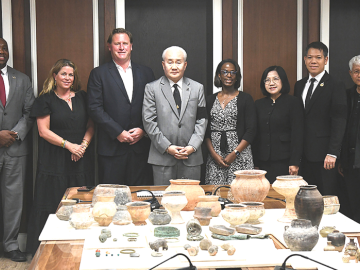 คืนให้ตามที่ระบุไว้ในพินัยกรรม : พนมบุตร จันทรโชติ อธิบดีกรมศิลปากร พร้อมคณะ ร่วมกันรับมอบโบราณวัตถุ
ที่นำไปจากประเทศไทย 53 รายการ จาก เทเลอร์ เมอร์ฟีย์ ผจก.มรดกของ พ.อ.ชาร์ลส์ มาร์ก ริชาร์ดส์
อดีตนายทหารแห่งกองทัพอากาศสหรัฐอเมริกา (USAF) โดยเป็นของที่รับซื้อจากชาวบ้านและร้านค้า
ในกรุงเทพฯ ช่วงประจำการในประเทศไทยระหว่าง พ.ศ.2514-พ.ศ.2515 ที่สะสมนำกลับบ้านที่สหรัฐอเมริกา