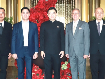 “โลจิสติกส์สีเขียว ทางเลือกเพื่ออนาคต” : อนัคพล อิงคะกุล รองประธานกรรมการบริหาร มิราเคิล กรุ๊ป ต้อนรับ
สรพงศ์ ไพฑูรย์พงษ์ อธิบดีกรมการขนส่งทางบกในพิธีเปิดงาน “Move green Move forward” โครงการ
พัฒนาศักยภาพผู้ประกอบการขนส่งสินค้าทางถนนสู่การขนส่งที่เป็นมิตรต่อสิ่งแวดล้อม โดยมี อดิเรก
แตงทอง ผอ.สนง.ขนส่งกรุงเทพมหานคร พื้นที่ 5 และคณะผู้บริหารร่วมงาน ที่โรงแรมอัศวิน แกรนด์ คอนเวนชั่น