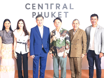 เซ็นทรัล..ดัน “ภูเก็ต” : ดร.ณัฐกิตติ์ ตั้งพูลสินธนา Chief Marketing Officer บมจ.เซ็นทรัลพัฒนา พร้อมด้วย
คณะผู้บริหาร ชาตรี โกวิทานุพงศ์, อิศเรศ จิราธิวัฒน์ และ จุฑาธรรม จิราธิวัฒน์ เดินหน้าขยายเมกะมิกซ์ยูส
ระดับโลก “เซ็นทรัล ภูเก็ต” ใจกลางเมือง ตอกย้ำบทบาท The World’s Luxury Destination และศูนย์กลาง
World-Class Luxury Lifestyle บน Strategic location ที่บุกเบิกศักยภาพภูเก็ตมากว่า 20 ปี
