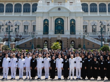 กลุ่มบีเจซี บิ๊กซี น้อมถวายอาลัย : อัศวิน-ฐาปณี เตชะเจริญวิกุล ประธานเจ้าหน้าที่บริหาร และ กก.ผจก.ใหญ่ บริษัท เบอร์ลี่ ยุคเกอร์ จำกัด (มหาชน) และบริษัท บิ๊กซี ซูเปอร์เซ็นเตอร์ จำกัด (มหาชน) หรือ กลุ่มบีเจซี บิ๊กซี พร้อมด้วย ฐาปน สิริวัฒนภักดี รองประธานกรรมการ บริษัท คนที่ 1 พร้อมด้วยคณะผู้บริหาร กลุ่มบีเจซี บิ๊กซี วางพวงมาลาถวายราชสักการะเพื่อน้อมสำนึกในพระมหากรุณาธิคุณ และได้รับพระราชทานพระบรมราชานุญาตให้ร่วมเป็นเจ้าภาพบำเพ็ญกุศลอุทิศถวายแด่ สมเด็จพระนางเจ้าสิริกิติ์ พระบรมราชินีนาถ พระบรมราชชนนีพันปีหลวง ณ พระที่นั่งดุสิตมหาปราสาทในพระบรมมหาราชวัง เมื่อวันพุธที่ 4 มีนาคม 2569