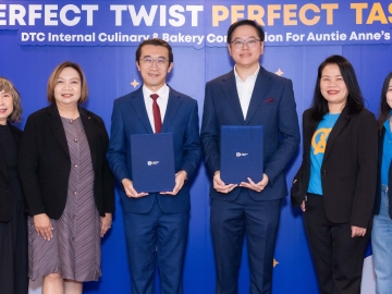 เรียนรู้จากประสบการณ์จริง : กณพ ศรีอาวุธ ผช.กก.ผจก.ใหญ่ ฝ่าย Food
Innovation บจก.เซ็นทรัล เรสตอรองส์ กรุ๊ป และ ดร.อรรถเวทย์ พฤกษ์สถาพร อธิการบดี วิทยาลัยดุสิตธานี ร่วมกันลงนามความร่วมมือจัดการแข่งขัน “Perfect Twist Perfect Taste” เพื่อเปิดโอกาสพัฒนาศักยภาพนักศึกษาในสายธุรกิจอาหาร