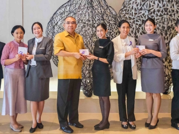 กำลังใจให้สตรี : วุฒิศักดิ์ พิชญกานต์ ผจก.ทั่วไป โรงแรมเซ็นทาราแกรนด์
เซ็นทรัลพลาซา ลาดพร้าว จัดกิจกรรม “Give To Gain” ในโอกาสวันสตรีสากล
มอบกระเป๋าผ้าย้อมครามทำมือจากชุมชนท้องถิ่นจังหวัดสกลนคร เพื่อแสดงความ
ขอบคุณต่อพนักงานหญิงกว่า 220 คน ซึ่งเป็นกำลังสำคัญในการขับเคลื่อนองค์กร