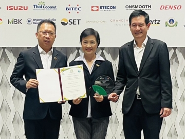 ลดก๊าซเรือนกระจก : ศตกมล วรกุล ผอ.อาวุโสฝ่ายสื่อสารองค์กร บจก.อินเทลลิเจ้นท์ ครีเอทีฟ แอนด์ มาร์เก็ตติ้ง เป็นตัวแทน บมจ.เอ็ม บี เค รับโล่พร้อมใบประกาศเกียรติคุณที่ได้รับการประเมินว่าสามารถลดก๊าซฯได้ 63.322 ตัน คาร์บอนไดออกไซด์