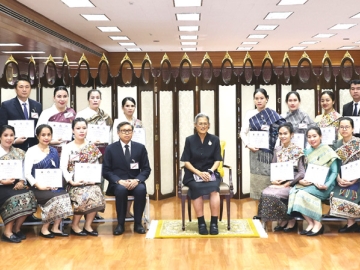 สมเด็จพระกนิษฐาธิราชเจ้า กรมสมเด็จพระเทพรัตนราชสุดาฯ สยามบรมราชกุมารี เสด็จลง ณ อาคารชัยพัฒนา สวนจิตรลดา พระราชทานพระราชวโรกาสให้ ศ.เกียรติคุณ นพ.ไกรสิทธิ์ ตันติศิรินทร์ ที่ปรึกษางานโครงการตามพระราชดำริ สมเด็จพระกนิษฐาธิราชเจ้า กรมสมเด็จพระเทพรัตนราชสุดาฯ สยามบรมราชกุมารี นำคณะบุคลากรทางการแพทย์และสาธารณสุขจากสาธารณรัฐประชาธิปไตยประชาชนลาว ที่เข้าฝึกอบรมเทคโนโลยีทางการแพทย์และสาธารณสุข เฝ้าทูลละอองพระบาท รับพระราชทานเกียรติบัตร โอกาสนี้ วิทยากร และผู้จัดฝึกอบรม ร่วมเฝ้าทูลละอองพระบาทด้วย เมื่อวันศุกร์ที่ 6 มีนาคม 2569 เวลา 09.00 น.

