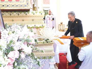 สมเด็จพระกนิษฐาธิราชเจ้า กรมสมเด็จพระเทพรัตนราชสุดาฯ สยามบรมราชกุมารี เสด็จพระราชดำเนินไป
ในการพระราชทานเพลิงศพ หม่อมราชวงศ์อัจฉรียา คงสิริ บ.ม. ซึ่งสำเร็จการศึกษาสาขาวิศวะการพิมพ์ผ้า
และการย้อมสี ที่มหาวิทยาลัยวิศวกรรมสิ่งทอแห่งรัฐ เมืองเมินเชนกลัดบัค สหพันธ์สาธารณรัฐเยอรมนี
สานต่อธุรกิจครอบครัว “โรงงานพิมพ์ผ้าโขมพัสตร์” ตั้งแต่ปี 2492 ณ เมรุวัดเทพศิรินทราวาส กรุงเทพมหานคร