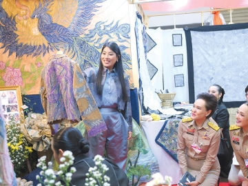 สมเด็จพระเจ้าลูกเธอ เจ้าฟ้าสิริวัณณวรี นารีรัตนราชกัญญา เสด็จไปทอดพระเนตรนิทรรศการผลงานภูมิปัญญา
ผ้าไทยและงานหัตถกรรมชุมชน ภาคเหนือ ที่สนองพระดำริ “ผ้าไทยใส่ให้สนุก” และขยายผลตามแนวคิด
“แฟชั่นแห่งความยั่งยืน” สร้างสรรค์ผืนผ้า และงานหัตถศิลป์ที่เป็นมิตรต่อสิ่งแวดล้อม ปลอดภัยต่อผู้สร้างสรรค์
และผู้สวมใส่ ณ มหาวิทยาลัยเชียงใหม่ จังหวัดเชียงใหม่ เมื่อวันศุกร์ที่ 6 มีนาคม 2569 เวลา 12.45 น.