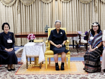 สมเด็จพระกนิษฐาธิราชเจ้า กรมสมเด็จพระเทพรัตนราชสุดาฯ สยามบรมราชกุมารี เสด็จลง ณ อาคารชัยพัฒนา สวนจิตรลดา พระราชทานพระราชวโรกาสให้ รศ.พ.อ.หญิง นันทพร วีรวัฒน์ ที่ปรึกษาโครงการตามพระราชดำริฯ นำคณาจารย์ คณะเวชศาสตร์เขตร้อน มหาวิทยาลัยมหิดล และนักเรียนทุน
พระราชทานหลักสูตรวิทยาศาสตรมหาบัณฑิต สาขาอนามัยโรงเรียน จากสาธารณรัฐฟิลิปปินส์ สาธารณรัฐประชาธิปไตยติมอร์เลสเต และราชอาณาจักรภูฏาน เฝ้าฯ กราบบังคมทูลรายงานโครงการทุนการศึกษาพระราชทาน และผลการเรียนของนักเรียนทุนพระราชทาน เมื่อวันศุกร์ที่ 6 มีนาคม 2569 เวลา 09.00 น.