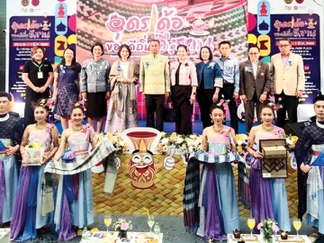 ครั้งที่ 2 : จรูญรัตน์ สาลี กก.ผจก.บจก.พาราไดซ์ พาร์ค ต้อนรับ ราชันย์ ซุ้นหั้ว
ผวจ.อุดรธานี ในพิธีเปิดงาน “อุดรเด้อ ของดีถิ่นอีสาน” จัดโดย สำนักงานพาณิชย์
จังหวัดอุดรธานี จำหน่ายสินค้าภูมิปัญญาสร้างสรรค์ สินค้าโอท็อป เกษตรอินทรีย์
เกษตรแปรรูป และเป็นมิตรกับสิ่งแวดล้อม ที่ ศูนย์การค้าพาราไดซ์ พาร์ค