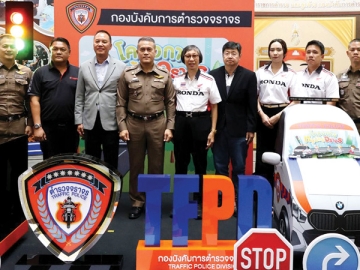 รณรงค์การสวมหมวกนิรภัย 100% : มงคล เพียรพิทักษ์กิจ นายกสมาคมธุรกิจ
เช่าซื้อรถจักรยานยนต์ไทย และ กก.ผจก.บจก.ที ลีสซิ่ง ร่วมกับ บจก.ไทยฮอนด้า และ บจก.ไทยยามาฮ่ามอเตอร์ มอบหมวกนิรภัย 1,050 ใบ ให้แก่ พล.ต.ต.
ดำรงศักดิ์ สว่างงาม ผู้บังคับการตำรวจจราจร เพื่อส่งต่อให้เยาวชนในสถานศึกษา