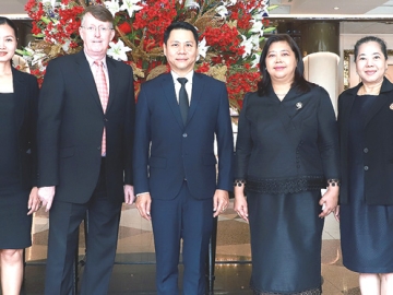 วัตถุดิบคุณภาพมาตรฐาน : กฤษ อุตตมะเวทิน รองปลัดกระทรวงเกษตรและสหกรณ์ เป็นประธานในพิธี
มอบป้ายรับรอง “โครงการยกระดับร้านอาหารวัตถุดิบปลอดภัย เลือกใช้สินค้า Q” (Q Restaurant Premium)
จัดโดย สำนักงานมาตรฐานสินค้าเกษตรและอาหารแห่งชาติ (มกอช.) โดยมี กาญจนา แดงรุ่งโรจน์
รองเลขาธิการ สำนักงานมาตรฐานสินค้าเกษตรและอาหารแห่งชาติ ร่วมงาน ที่ โรงแรมมิราเคิล แกรนด์ คอนเวนชั่น