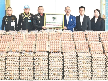 กำลังใจให้ชุมชน : พล.ท.สราวุธ ไชยสิทธิ์ แม่ทัพน้อยที่ 1 รับมอบไข่ไก่สดซีพี 15,000 ฟอง จาก อดิศร์ กฤษณวงศ์ ผู้บริหารสูงสุด สายงานรัฐกิจและเอกชนสัมพันธ์ บมจ.เจริญโภคภัณฑ์อาหาร (ซีพีเอฟ) เพื่อให้จิตอาสาพระราชทานนำไปมอบให้ประชาชนในเขตพระนคร และเขตราชเทวี เพื่อลดภาระค่าใช้จ่ายในครัวเรือน