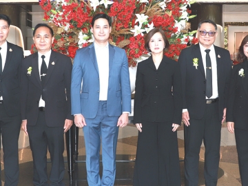 สตรีทำงานดีเด่น : อนัคพล อิงคะกุล รองประธานกรรมการบริหารมิราเคิล กรุ๊ป ต้อนรับ ตรีนุช เทียนทอง รมว.แรงงาน
ในโอกาสเป็นประธานมอบรางวัลเนื่องในวันสตรีสากล ประจำปี 2569 จัดโดย เรือเอก สาโรจน์ คมคาย อธิบดีกรมสวัสดิการและคุ้มครองแรงงาน โดยมี บุปผา เรืองสุด รองปลัดกระทรวงแรงงาน, และ 3 รองอธิบดีกรมสวัสดิการและคุ้มครองแรงงาน สุรสิทธิ์ ศรีแก้ว, พงศ์เทพ เพชรโสม และ ศักดิ์ศิลป์ ตุลาธร ร่วมงาน ที่ โรงแรมมิราเคิล แกรนด์ คอนเวนชั่น