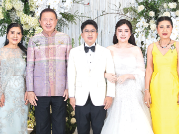 รักมั่นคงยั่งยืน : สนั่น อังอุบลกุล ประธานกรรมการอาวุโส หอการค้าไทยและสภาหอการค้าฯ, นายกสมาพันธ์
สมาคมผู้ปกครองและครูโรงเรียนในเครือมูลนิธิคณะเซนต์คาเบรียลฯ เป็นประธานงานฉลองมงคลสมรส ระหว่าง พรลภัส บุตรี เภสัชกรณรงค์ศักดิ์-จรรยาลักษณ์ ใบเนียม กับ วัชรพงศ์ บุตร ศิริพงศ์ ไชยวงศ์ นายกสมาคมผู้ปกครองและครูโรงเรียนมงฟอร์ตวิทยาลัย-วีนัส ไชยวงศ์ ที่โรงแรมเชียงใหม่ แมริออท โฮเทล