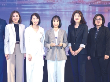 เป็นเลิศด้านบริหารและพัฒนาทรัพยากรบุคคล : จารุวรรณ งามพิสุทธิ์ไพศาล
ผช.กก.ผจก.ใหญ่อาวุโส ฝ่ายทรัพยากรบุคคล และ โชติรส วัฒนวรกิจกุล ผช.กก.ผจก.ใหญ่ ฝ่าย Center of Excellence บจก.เซ็นทรัล เรสตอรองส์ กรุ๊ป รับรางวัล People Outperform Index Award : 2025 Top HR Practice Excellence