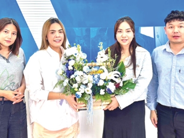 อำนวยความสะดวก : นริศรา ณรงค์พัฒนะ รอง กก.ผจก.บจก.เดอะไนน์
เซ็นเตอร์ ร่วมแสดงความยินดีกับ จิรัชญา ทาหอม ผจก.ทั่วไป บจก.โจ้ง หยิง (ประเทศไทย) ในโอกาสเปิด “Evo Exchange” จุดบริการแลกเปลี่ยนเงินตรา
ต่างประเทศแห่งใหม่ ย่านพระราม 9 ที่ศูนย์การค้าเดอะไนน์ เซ็นเตอร์ พระราม 9