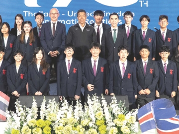 เสริมสร้างความสัมพันธ์ : มาร์ค กูดดิ้ง เอกอัครราชทูตอังกฤษประจำราชอาณาจักรไทย จัดกิจกรรม “บริติชแฟร์” ครั้งที่ 13
สุดท้ายของการเดินสายโรดโชว์ครบ 13 จังหวัด ในโอกาสเฉลิมฉลองครบรอบ 170 ปี ความสัมพันธ์ทางการทูตระหว่างประเทศไทยและสหราชอาณาจักร ซึ่งจัดขึ้นที่บิ๊กซีในพื้นที่ทั่วประเทศไทย โดยได้รับการสนับสนุนหลักจาก อัศวิน เตชะเจริญวิกุล ประธานเจ้าหน้าที่บริหารกลุ่มบีเจซี บิ๊กซี โดยมี รศ.ชัชชาติ สิทธิพันธุ์ ผู้ว่าฯ กทม. ร่วมงานที่บิ๊กซีเพลส สาขารัชดา เขตดินแดง