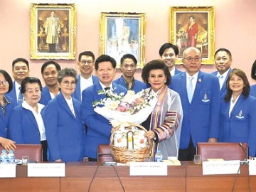 ร่วมแสดงความยินดี : อ.สุรวัฒน์ ชมภูพงษ์ ประธานมูลนิธิช่วยนักเรียนที่ขาดแคลน ในพระบรมราชินูปถัมภ์ (ม.น.ข.) มอบดอกไม้แสดงความยินดีกับ ดร.มยุรี เตยะราชกุล รองประธาน ม.น.ข. ในโอกาสได้รับปริญญาปรัชญาดุษฎีบัณฑิต สาขาวิชาการบริหารแห่งรัฐ จาก มหาวิทยาลัยราชมงคลพระนคร โดยมีคณะกรรมการ ม.น.ข. ร่วมแสดงความยินดีด้วย ที่ศูนย์เทคโนโลยีทางการศึกษา กรมส่งเสริมการเรียนรู้ ถนนศรีอยุธยา