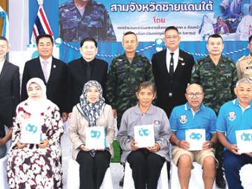 เพื่อพี่น้องชาวใต้ : นพศักดิ์ ตรีพรชัยศักดิ์ ประธานเจ้าหน้าที่บริหาร แว่นท็อปเจริญ ต้อนรับ พล.ท.นรธิป โพยนอก
แม่ทัพภาคที่ 4 ผอ.รักษาความมั่นคงภายในภาค 4 ในโอกาสเป็นประธานในพิธีเปิด “โครงการแว่นตาเพื่อพี่น้อง
3 จังหวัดชายแดนใต้” โดยแว่นท็อปเจริญนำทีมผู้เชี่ยวชาญด้านสายตาพร้อมเครื่องมือตรวจวัดครบครัน ลงพื้นที่ให้บริการตรวจวัดสายตาและตัดแว่นใหม่ฟรีให้แก่ประชาชนที่อาศัยอยู่ในพื้นที่จังหวัดนราธิวาส