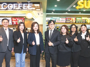 15 สาขา ภายในปี 2569 : สุขวสา ภูชัชวนิชกุล กก.ผจก.บจก.กาแฟพันธุ์ไทย และ เพชรัตน์ อุทัยสาง กก.ผจก.บจก.โกลัค ผู้ดำเนินการมาสเตอร์แฟรนไชส์ซับเวย์ในประเทศไทย (แต่เพียงผู้เดียว) ประกาศความร่วมมือ
เปิดร้านแบบ Co-location ภายใต้โมเดล “Hybrid Store” ร้านกาแฟพันธุ์ไทยและร้านซับเวย์ในพื้นที่เดียวกัน สร้าง Ecosystem ของอาหารและเครื่องดื่ม นำร่องสาขาแรก ที่ศูนย์การประชุมแห่งชาติสิริกิติ์