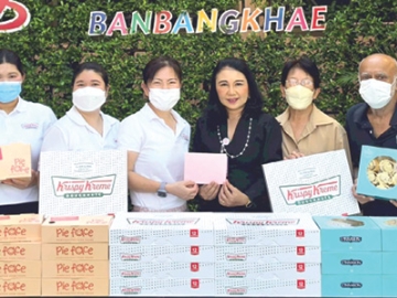แบ่งปันความอร่อย : ดร.อุษณีย์ มหากิจศิริ ลีโอณีโอ ประธาน บจก.เคเอฟยู
ส่งพนักงานจิตอาสาร่วมจัดเลี้ยงอาหารกลางวันแก่ผู้สูงอายุ พร้อมมอบผลิตภัณฑ์
จากแบรนด์ในเครือ ได้แก่ โดนัทคริสปี้ ครีม, ซินนาบอน และพาย เฟสซ์ ให้แก่ สุทธิรัตน์ โทชนบท ผอ.ศูนย์พัฒนาการจัดสวัสดิการสังคมผู้สูงอายุ บ้านบางแค