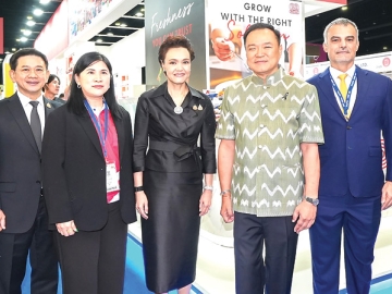 “Stay fresh SOLUTION” : ริคาร์โด้ เบารอตโต้ ประธานเจ้าหน้าที่บริหารธุรกิจ โก โฮลเซลล์ ต้อนรับ อนุทิน ชาญวีรกูล
นายกรัฐมนตรี และ รมว.มหาดไทย, ศุภจี สุธรรมพันธุ์ รมว.พาณิชย์ และ วุฒิไกร ลีวีระพันธุ์ ปลัดกระทรวงพาณิชย์
ในโอกาสเข้าเยี่ยมชมบูธ GO WHOLESALE ศูนย์ค้าส่งวัตถุดิบอาหารที่สดใหม่ตลอดเวลาเพื่อผู้ประกอบการ ภายใต้การดำเนินงาน
ของ บจก.เซ็นทรัล ฟู้ด โฮลเซลล์ ในงาน “THAIFEX-HOREC ASIA 2026” ที่อาคารชาเลนเจอร์ เมืองทองธานี