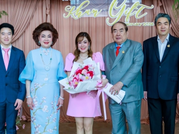 ผู้บริหารสาวคนเก่ง : ดร.วรวิทย์ – ดร.พัชรา วีรบวรพงศ์ ประธานกรรมการบริหาร บมจ.สยามแก๊ส แอนด์ ปิโตรเคมีคัลส์ จัดงานเลี้ยงฉลองวันคล้ายวันเกิด
ให้แก่ พัชราวดี วีรบวรพงศ์ กก.ผจก.โรงแรมเดอะ เบอร์เคลีย์ โดยมี ศุภชัย
วีรบวรพงศ์ และ วัลลภ กมลวิศิษฎ์ ร่วมอวยพร ที่ โรงแรมเดอะ เบอร์เคลีย์ ประตูน้ำ