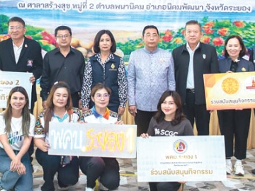 ธรรมศาสตร์ ระยอง : กำธร เวหน รอง ผวจ.ระยอง พร้อมสมาชิกชมรมชาวธรรมศาสตร์จังหวัดระยอง
สนับสนุนถุงยังชีพในโครงการ “บำบัดทุกข์ บำรุงสุข สร้างรอยยิ้มให้ประชาชน” จังหวัดระยอง ประจำปี
พ.ศ. 2569 ครั้งที่ 1 โดยมี ไตรภพ วงศ์ไตรรัตน์ ผวจ.ระยอง เป็นประธานเปิดโครงการ นำหัวหน้าส่วนราชการ
ผู้นำท้องถิ่น และหน่วยงานราชการและเอกชน พร้อมภาคีเครือข่ายร่วมงาน ที่ อำเภอนิคมพัฒนา จังหวัดระยอง