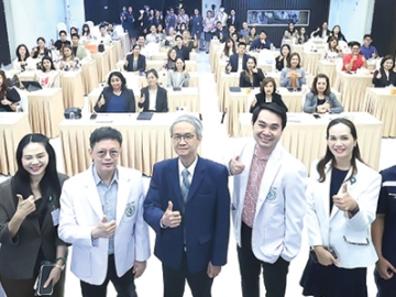 เปิดบ้านครั้งที่ 1/2569 : นพ.สมเกียรติ คูอมรพัฒนะ ผอ.โรงพยาบาลเจ้าพระยา
และ ปราโมทย์ หิรัญจารุวงศ์ ผอ.ฝ่ายบริหารต้อนรับคณะตัวแทนประกันชีวิตเอไอเอ
ในงาน “Chaophya Care Experience” นำเสนอศักยภาพการดูแลรักษา
ผู้ป่วยแบบองค์รวม ความพร้อมของทีมรักษาพยาบาล ที่ โรงพยาบาลเจ้าพระยา