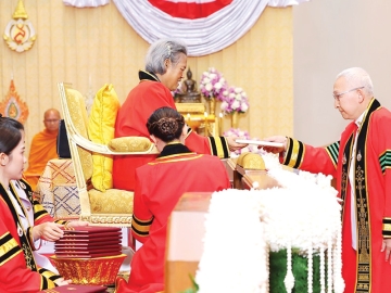 สมเด็จพระกนิษฐาธิราชเจ้า กรมสมเด็จพระเทพรัตนราชสุดาฯ สยามบรมราชกุมารี เสด็จพระราชดำเนินแทนพระองค์ไปพระราชทานปริญญาบัตรแก่ผู้สำเร็จการศึกษาจากมหาวิทยาลัยแม่ฟ้าหลวง ประจำปีการศึกษา 2567 ในการนี้ ศ.คลินิกเกียรติคุณ นพ.อุดม คชินทร เข้ารับพระราชทานปริญญาสาธารณสุขศาสตรดุษฎีบัณฑิตกิตติมศักดิ์ ณ หอประชุมสมเด็จย่า
มหาวิทยาลัยแม่ฟ้าหลวง อำเภอเมืองเชียงราย จังหวัดเชียงราย เมื่อวันพฤหัสบดีที่ 12 มีนาคม 2569 เวลา 09.31 น.