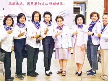 ให้ความรู้ : วรพจน์ เพียรอภิธรรม นายกสมาคมใหหนำแห่งประเทศไทย และ ดร.อติพร ศิริพัฒน์ ประธาน
ชมรมสตรีใหหนำแห่งประเทศไทย จัดงานเสวนาเรื่อง “การดูแลสุขภาพกับการรู้ทันกับโรคร้าย” ซึ่งได้รับ
การสนับสนุนจากคณะแพทย์ผู้เชี่ยวชาญแต่ละด้านของโรงพยาบาลวิชัยเวช เป็นวิทยากรบรรยายให้สมาชิกฯ
โดยมี ดร.เฉลิมชัย ผู้พัฒน์ ต้อนรับ ที่ หอประชุมใหญ่ สมาคมใหหนำแห่งประเทศไทย ถนนสุรวงศ์