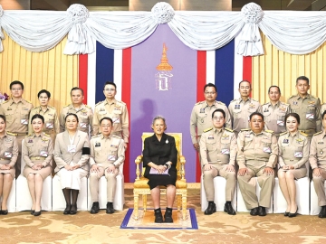 สมเด็จพระกนิษฐาธิราชเจ้า กรมสมเด็จพระเทพรัตนราชสุดาฯ สยามบรมราชกุมารี เสด็จพระราชดำเนินไปทรงเปิดการประชุมวิชาการ
ส่งเสริมสุขภาพและอนามัยสิ่งแวดล้อมแห่งชาติ ครั้งที่ 18 จัดโดย กรมอนามัย กระทรวงสาธารณสุข ภายใต้แนวคิด “สร้างสุขภาวะยั่งยืน
ภายใต้การเปลี่ยนแปลงภูมิอากาศโลก” และพระราชทานรางวัลแก่บุคคล และองค์กรดีเด่นด้านส่งเสริมสุขภาพและอนามัยสิ่งแวดล้อม
ณ โรงแรมมิราเคิล แกรนด์ คอนเวนชั่น เขตหลักสี่ กรุงเทพมหานคร โดยมี ดร.อัศวิน อิงคะกุล ประธานกรรมการบริหาร
มิราเคิล กรุ๊ป และคณะผู้บริหารโรงแรมฯ เฝ้าทูลละอองพระบาทรับเสด็จ เมื่อวันจันทร์ที่ 16 มีนาคม 2569 เวลา 08.56 น.