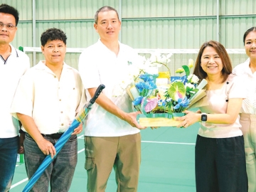 เปิดเป็นทางการ : พิมลรัตน์ จิตต์ภาวนาสกุล ผช.กก.ผจก.ใหญ่สายการตลาด บมจ.พี อาร์ จี คอร์ปอเรชั่น และ
กก.ผจก.บจก.พี อาร์ จี พร็อพเพอร์ตี้ส์ ผู้บริหารกลุ่มธุรกิจริเวอร์เดล มารีน่า ในเครือเอ็ม บี เค ร่วมแสดงความยินดี
กับ ภูมิ ช่วยณรงค์ ผู้บริหาร บจก.แมทช์พอยต์ สปอร์ต ในโอกาสเปิดตัวสปอร์ตคอมเพล็กซ์ริมน้ำเจ้าพระยา
แมทช์พอยต์ แอทริเวอร์เดล มารีนา (MATCH POINT at RIVERDALE MARINA) ณ ริเวอร์เดล มารีน่า ปทุมธานี