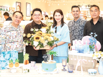 สาขาแรกในภาคใต้ : ประวิช จรรยาสิทธิกุล ประธานเจ้าหน้าที่บริหาร ศูนย์การค้าจังซีลอน ป่าตอง ร่วมแสดง
ความยินดีกับ กฤษชนก ปัทมสัตยาสนธิ กก.ผจก.บมจ.อินเด็กซ์ ลิฟวิ่งมอลล์ ผู้นำเข้าแบรนด์ Flying Tiger
Copenhagen และ จักร เฉลิมชัย ผช.กก.ผจก.ใหญ่อาวุโส แบรนด์ Flying Tiger Copenhagen ในประเทศไทย
ในโอกาสเปิดร้าน “Flying Tiger Copenhagen” สาขาใหม่ล่าสุด ที่ศูนย์การค้าจังซีลอน ป่าตอง ภูเก็ต