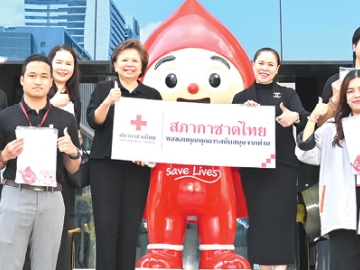“ให้เลือด ให้ได้ ให้เลย” : พรรณพร คงยิ่งยง ผอ.กลุ่มงานกลยุทธ์องค์กร สภากาชาดไทย และ จิราพร ศรีสอ้าน ผอ.สำนักสารนิเทศและสื่อสารองค์กร สภากาชาดไทย นำคณะเจ้าหน้าที่ร่วมบริจาคโลหิตเพื่อสร้างกุศลและสำรองโลหิตให้เพียงพอ
ต่อความต้องการของผู้ป่วยทั่วประเทศ ในโครงการ “Give Blood Now” พร้อมเชิญชวนประชาชนบริจาคโลหิตเป็นประจำทุก 3 เดือน
เพื่อลดปัญหาโลหิตขาดแคลนในระบบสาธารณสุข โดยรับ T-Shirt สุด Exclusive เมื่อบริจาคโลหิตครบ 3 ครั้ง ในปี 2569