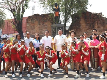 มวยไทยนายขนมต้ม : ชวนินทร์ วงศ์สถิตจิรกาล ผู้ว่าราชการจังหวัดพระนครศรีอยุธยา ร่วมพิธีสงฆ์ และพิธีบวงสรวง ในโครงการศิลปะการต่อสู้และไหว้ครูมวยไทย ประจำปี 2569 “วันมวยไทยนายขนมต้ม ครั้งที่ 22”
เพื่อสดุดีบรมครูมวยไทย สืบสานศิลปะการต่อสู้ และเผยแพร่วัฒนธรรมมวยไทยให้เป็นที่รู้จักอย่างแพร่หลาย ณ บริเวณลานอนุสาวรีย์นายขนมต้ม สนามกีฬาจังหวัดพระนครศรีอยุธยา เมื่อวันที่ 17 มีนาคม 2569