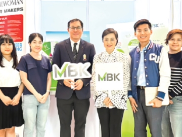 เส้นทางอาชีพและการเรียนต่อ : ศตกมล วรกุล ผอ.อาวุโสฝ่ายสื่อสารองค์กร บจก.อินเทลลิเจ้นท์ ครีเอทีฟ แอนด์ มาร์เก็ตติ้ง และ ดร.สิทธิเดช พงศ์กิจวรสิน รองอธิการบดี กำกับดูแลด้านการจัดการทรัพย์สิน จุฬาลงกรณ์มหาวิทยาลัย ร่วมเยี่ยมชมงาน “Chula Job and Higher Education Fair 2026” โดย เอ็ม บี เค
และพันธมิตรร่วมกันออกบูธแนะนำองค์กรให้แก่นิสิต นักศึกษา ที่ ศาลาพระเกี้ยว จุฬาลงกรณ์มหาวิทยาลัย