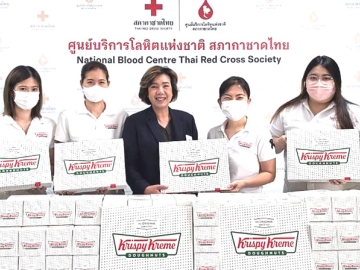 แทนคำขอบคุณ : ดร.อุษณีย์ มหากิจศิริ ลีโอณีโอ ประธาน บจก.เคเอฟยู ส่งทีมจิตอาสาไปมอบโดนัท คริสปี้ ครีม ให้แก่ ปิยนันท์ คุ้มครอง ผช.ผอ.ด้านจัดหาโลหิตฯ สภากาชาดไทย เพื่อมอบแก่ผู้มาบริจาคโลหิตและเจ้าหน้าที่ที่ปฏิบัติงานด้วยความตั้งใจในภาวะวิกฤตที่เลือดสำรองขาดแคลน ที่ ศูนย์บริการโลหิตแห่งชาติ
