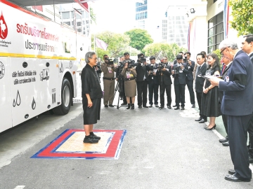 สมเด็จพระกนิษฐาธิราชเจ้า
กรมสมเด็จพระเทพ
รัตนราชสุดาฯ สยามบรมราชกุมารี
อุปนายิกาผู้อำนวยการสภากาชาดไทย เสด็จพระราชดำเนินไปทรงเป็นประธานการประชุมคณะกรรมการสภากาชาดไทย
ครั้งที่ 360 โอกาสนี้พระราชทานพระราชวโรกาสให้คณะบุคคลเฝ้าฯทูลเกล้าฯถวายกุญแจรถมินิบัส 1 คัน
และรถรับบริจาคโลหิตเคลื่อนที่ 1 คัน จากนั้นพระราชทานให้แก่ผู้อำนวยการศูนย์บริการโลหิตแห่งชาติ สภากาชาดไทย
เมื่อวันพุธที่ 18 มีนาคม
2569 เวลา 13.50 น.